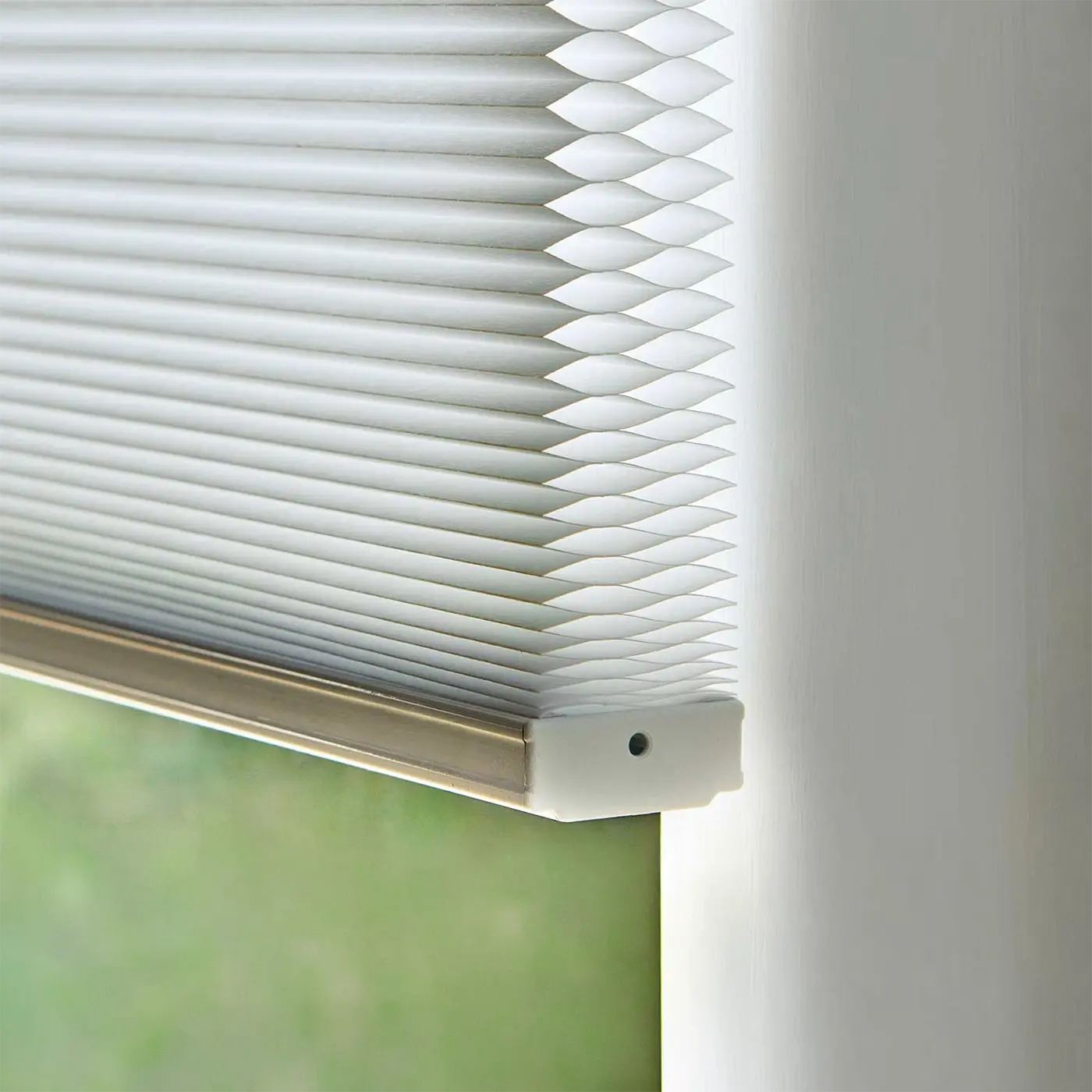 Detail van witte honingraatstof, opgeleverd in Zeeland